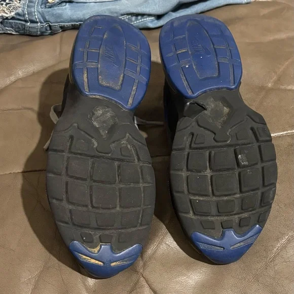 🎊 SOLD 🎊 Nike 4.5/Children youth Sneakers in Gray&Black with Blue Accents - Picture 4 of 9